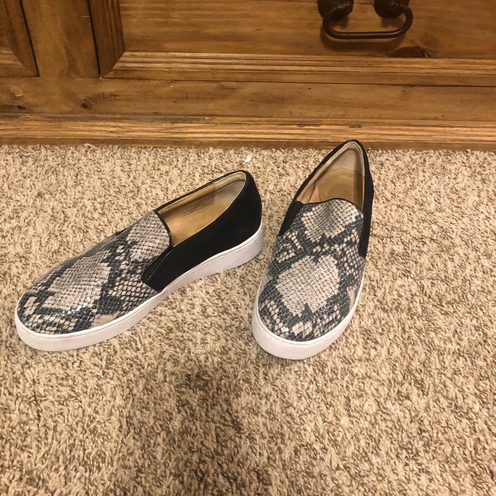 Vionic Slip On Sneakers Snake Print Size 7